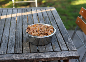 Napf mit Nature's Gold Hundefutter aus hochwertigem Fleisch und ausgewählten Zutaten